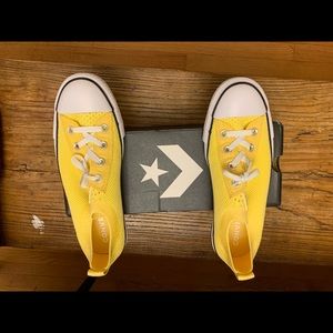 Women’s yellow Converse Size 9 Brand new